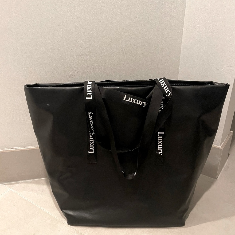 Luxury black faux leather fashion bag.